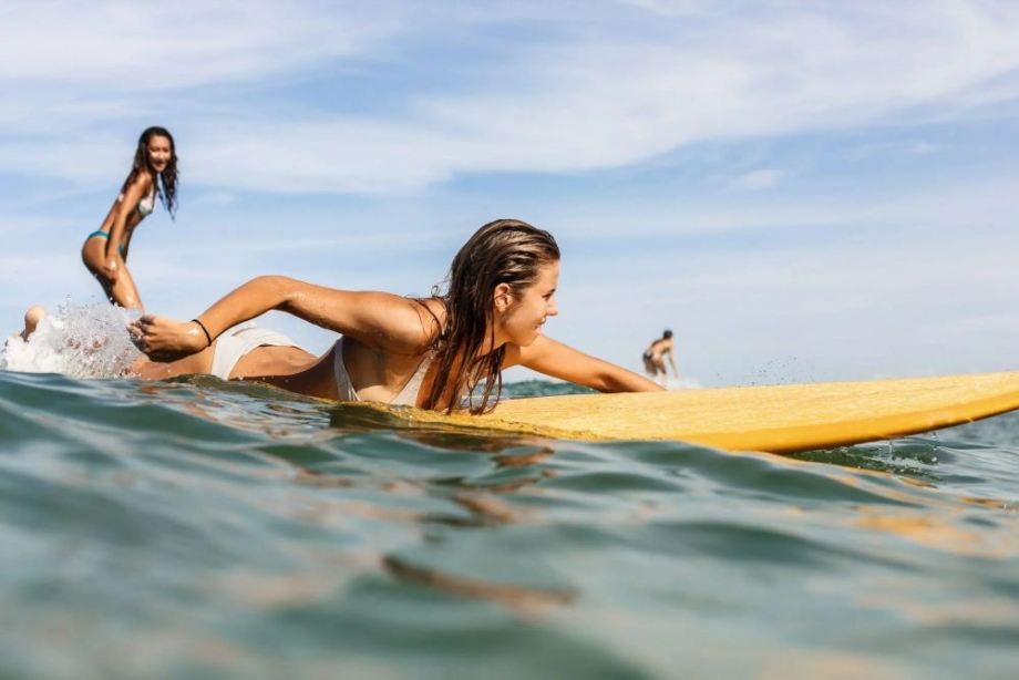 Paddling in Surfing: How to Paddle On a Surfboard